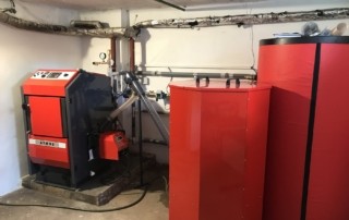 Kotel ATMOS s peletovým hořákem a zásobníkem