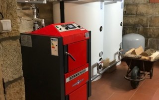 Zplyňovací kotel ATMOS DC32S ve sklepní kotelně