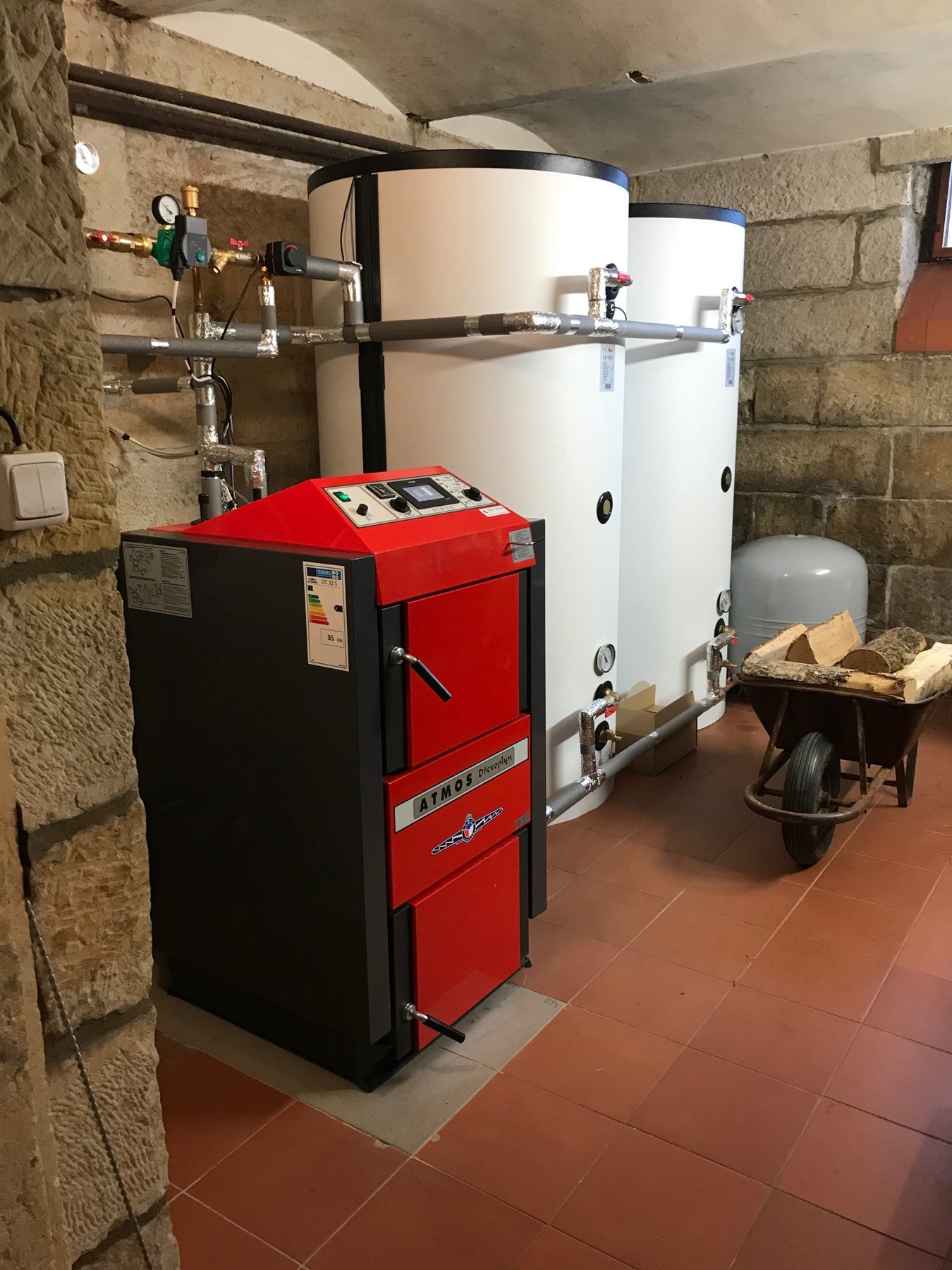 Zplyňovací kotel ATMOS DC32S ve sklepní kotelně