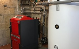 Zplyňovací kotel ATMOS DC32S ve sklepní kotelně